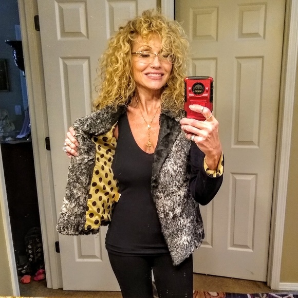 💕Faux fur jacket💕 - Picture 3 of 6